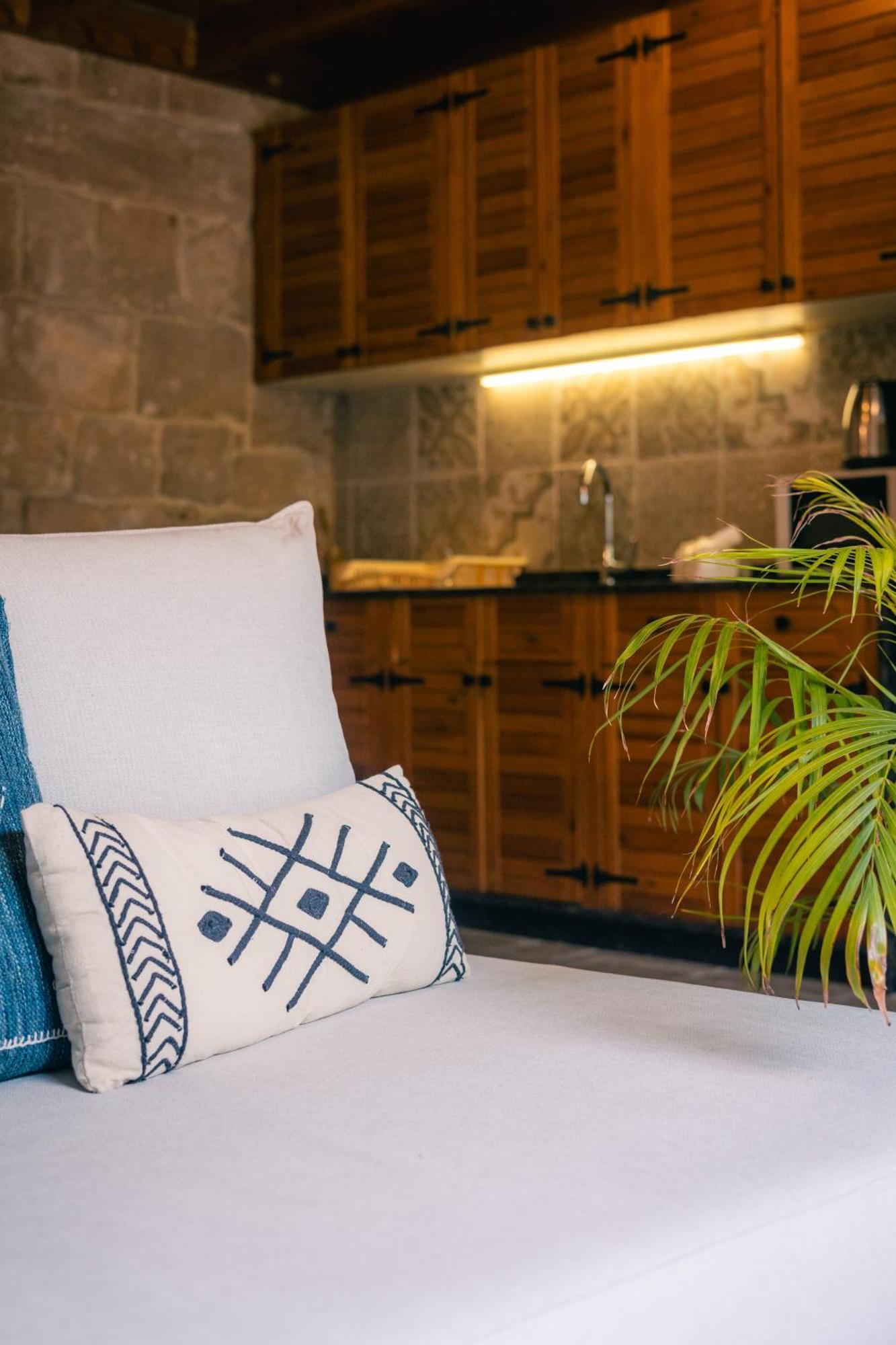Old Town Guesthouses Batroun Ngoại thất bức ảnh